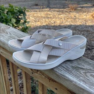 Bzees Womens Disco Strappy Comfort Wedge Slip-on Sandals Size 9